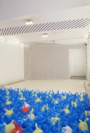 Zbytný prostor k dispozici pro vystavení práce Tomáše Svobody tak, aby při vstupu do výstavního sálu pohledově nerušil instalaci Ivana Kafky
