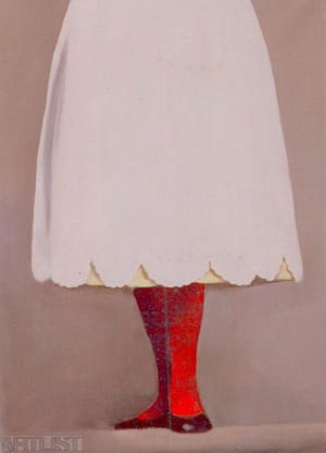 Bílá sukně, červené punčochy