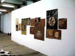 Instalace dřevěných obrazů