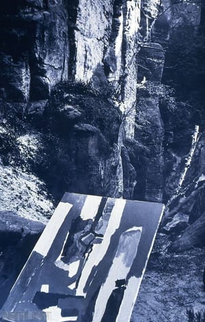 Fotografie obrazu a skalních stěn při práci v rokli