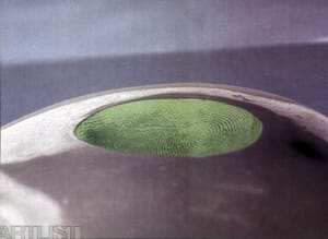 Zemský povrch s oázou zeleně ve tvaru otisku prstu. Vrstevnice vymezují prostor pohybu.