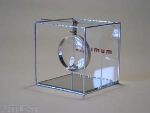 Cube with a Magnifying Glass / MINIMUM